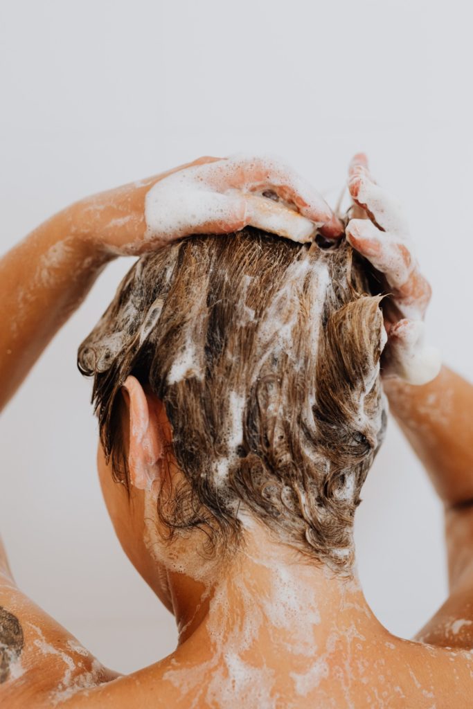 Come pulire i capelli e la polvere da un pavimento del bagno